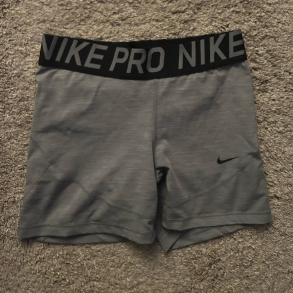 Women’s Nike pro 3” training shorts gray NWOT large